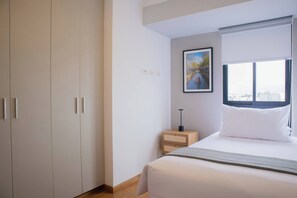 2 bedrooms, desk, WiFi, bed sheets