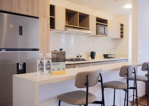 Kjøleskap, mikrobølgeovn, ovn og kokeplater