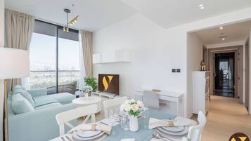 Căn hộ Cao cấp | Khu vực ăn uống tại phòng