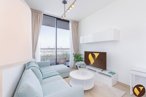 Luxury-Apartment | Wohnbereich | 55-Zoll-Smart-TV mit Satellitenempfang
