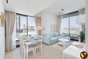 Luxe appartement | Woonruimte | Een 55-inch smart-tv met satellietzenders