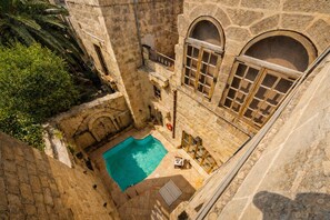 Unclassified image, 2 of 28, button