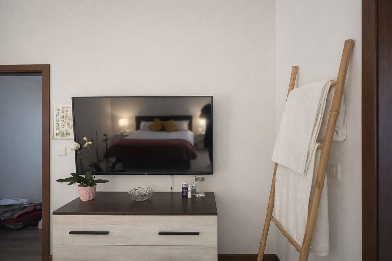 Escritorio, tabla de planchar con plancha, wifi y ropa de cama 