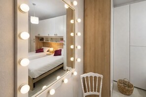 Desk, iron/ironing board, WiFi, bed sheets