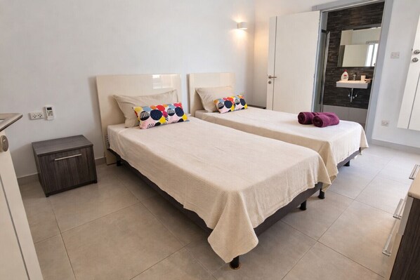 1 bedroom, desk, WiFi, bed sheets