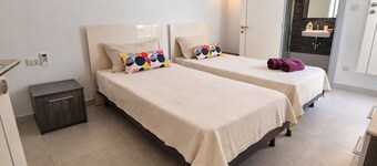 Ensuite Twin + Laundry, Pembroke