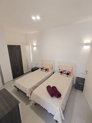 1 quarto, escrivaninha, Wi-Fi, roupa de cama