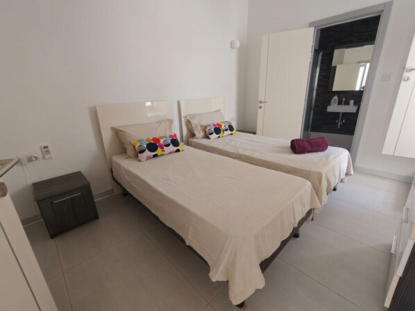 1 quarto, escrivaninha, Wi-Fi, roupa de cama