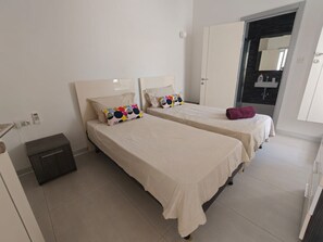 Escritorio, wifi y ropa de cama