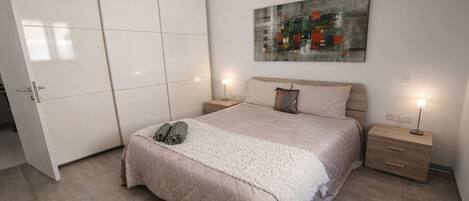 1 bedroom, desk, WiFi, bed sheets