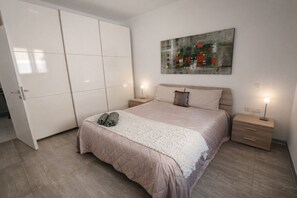 1 bedroom, desk, WiFi, bed sheets