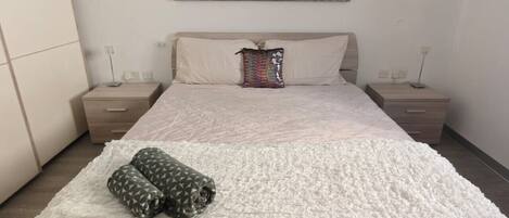 1 bedroom, desk, WiFi, bed sheets