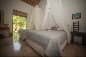 3 bedrooms, iron/ironing board, WiFi, bed sheets