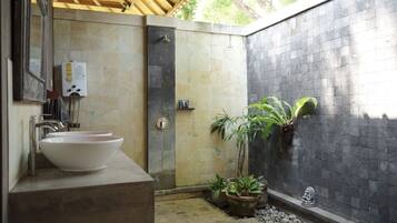 Een douche, een haardroger, handdoeken, zeep