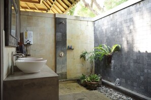 Chuveiro, secador de cabelo, toalhas de banho, sabonete