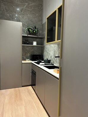 Fridge, microwave, oven, stovetop - Yourlife Suite1 - Delightful house with  small terrace (Palermo)
