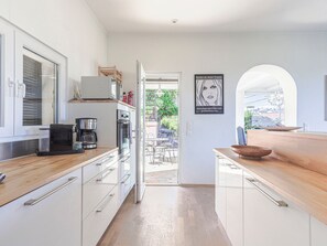 Fridge, microwave, oven, dishwasher - Les Genêts by Interhome (Nice)