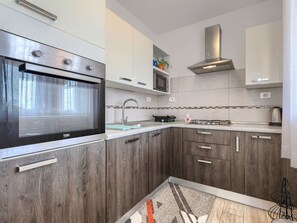 Refrigerador, horno, lavavajillas y utensilios de cocina 