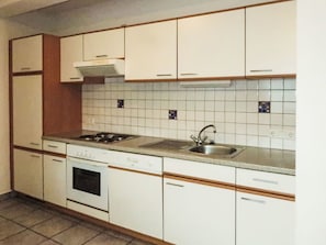 Frigorífico, microondas, horno y lavavajillas