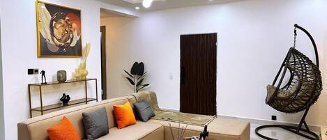 Departamento familiar, balcón, vista a la ciudad | Área de sala de estar