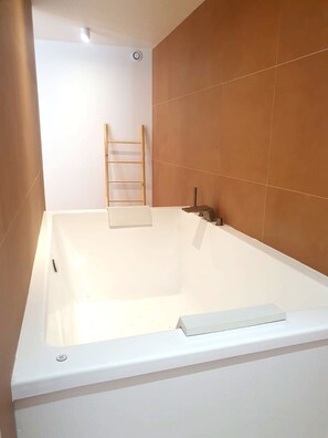 Jetted tub, hair dryer, towels, soap