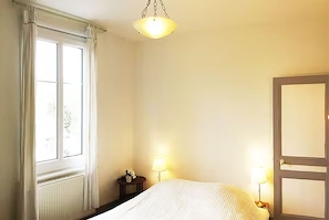 4 bedrooms, iron/ironing board, travel cot, free WiFi