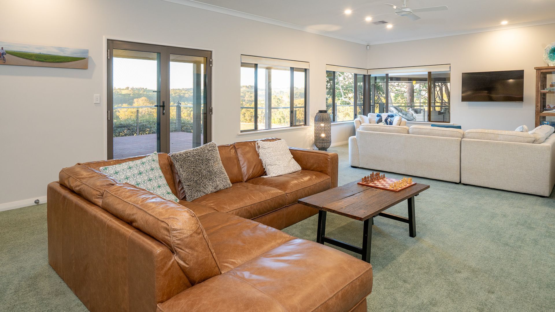 智能電視、壁爐、DVD 播放機、乒乓球設施