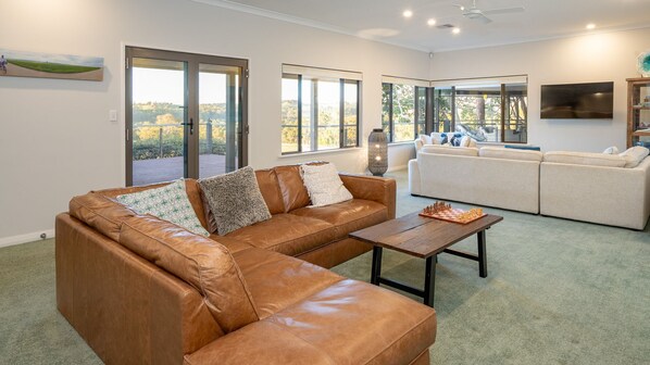 Smart TV, fireplace, DVD player, table tennis
