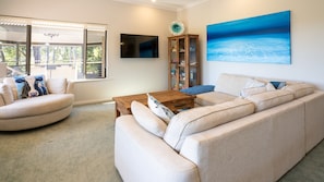 Smart TV, fireplace, DVD player, table tennis