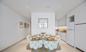 Luxury-Apartment, 1 Schlafzimmer, Kanalblick | Essbereich im Zimmer