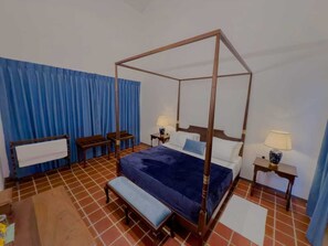 Tabla de planchar con plancha, wifi y ropa de cama