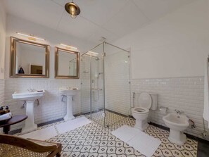 Regadera, secadora de cabello, bidet, toallas 