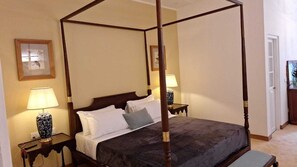 5 habitaciones, tabla de planchar con plancha, wifi y ropa de cama 