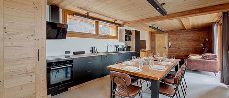 冷蔵庫、電子レンジ、オーブン、食器洗い機