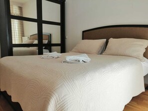 2 bedrooms, iron/ironing board, free WiFi, bed sheets - Charming 2-bedroom apartment with a balcony in T'bilisi (T'bilisi)