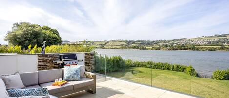 House | 6 bilik tidur