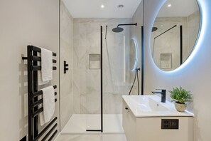 House | 6 bilik tidur, meja 