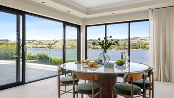 House | 6 bedrooms, desk