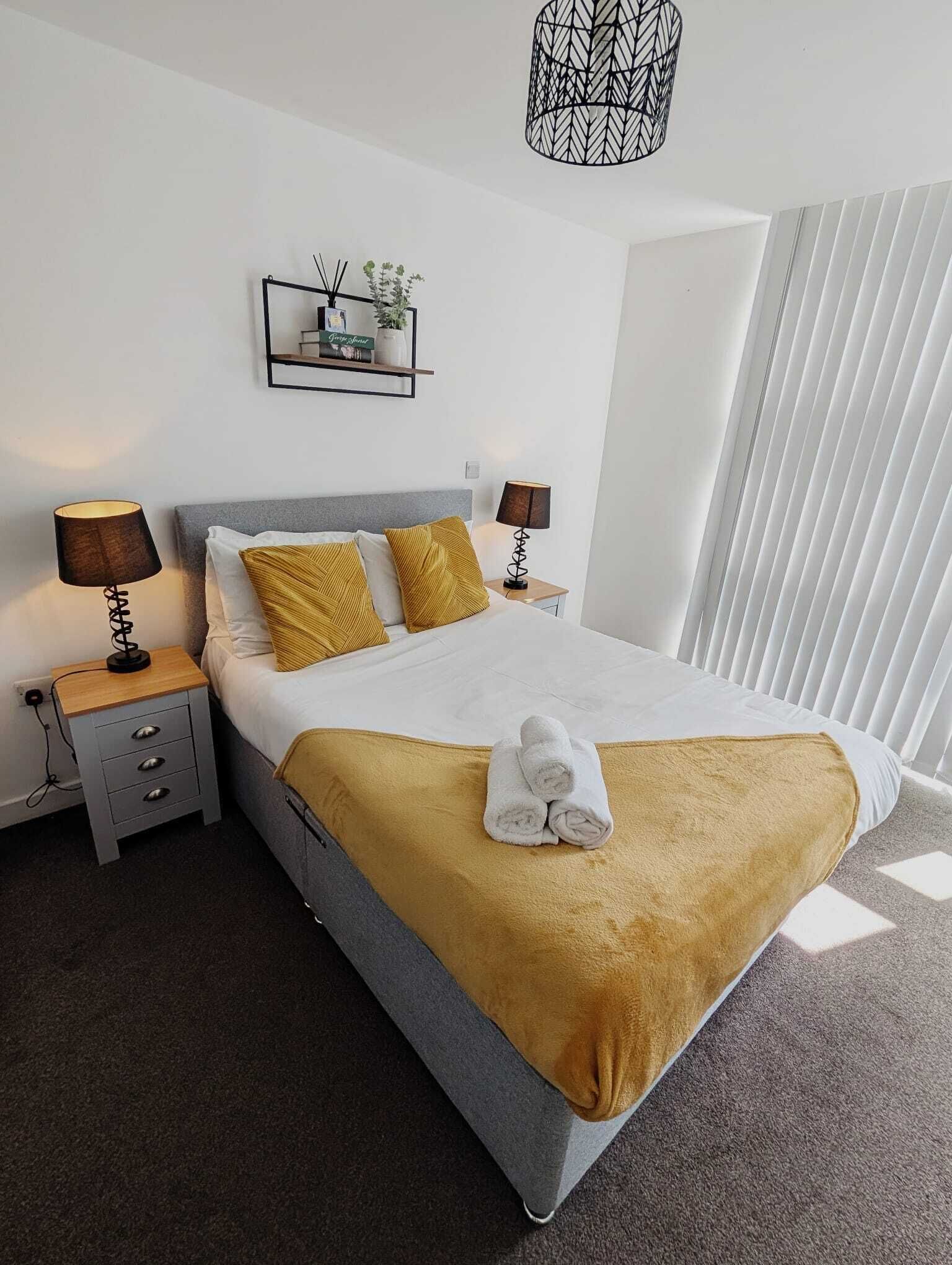 1 habitación, tabla de planchar con plancha y cuna de viaje 
