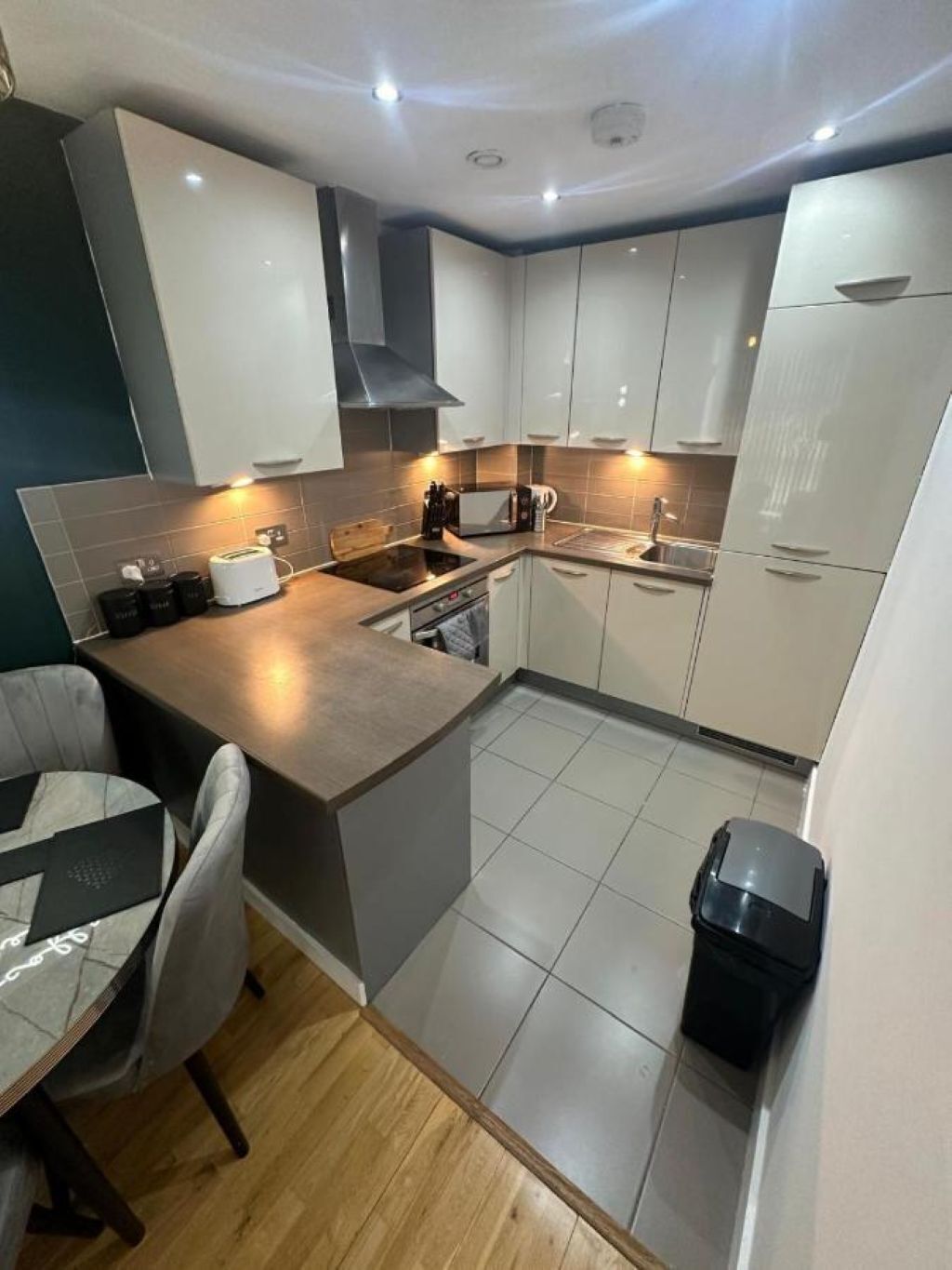 Frigorífico, microondas, horno y placa de cocina