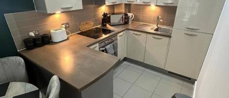 Frigorífico, microondas, horno y placa de cocina