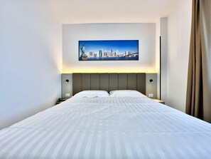 經典雙人房單人入住 | 客房內保險箱、書桌、筆電工作空間、免費無線上網