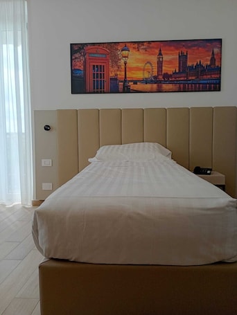 Single Room | In-room safe, desk, laptop workspace, free WiFi