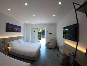 Habitación doble | Caja de seguridad en la habitación y escritorio 