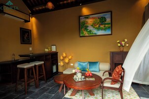 Ropa de cama de alta calidad y caja de seguridad en la habitación 