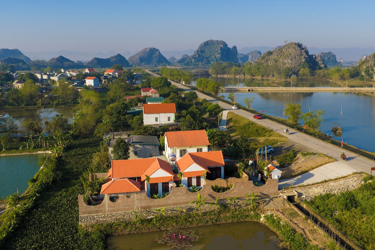 Premium-sengetøj, pengeskab på værelset, skrivebord