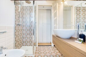 Dusche, Haartrockner, Bidet, Handtücher