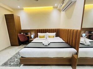 Deluxe kamer | Een bureau, gratis wifi, beddengoed