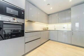 Jääkaappi, mikroaaltouuni, uuni, liesi