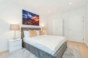 2 slaapkamers, een bureau, een strijkplank/strijkijzer, wifi